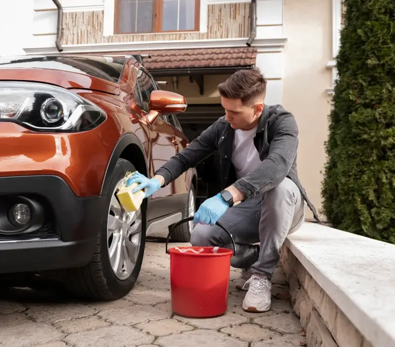 Lavage auto à domicile Sembleçay : professionnel intervenant sur un véhicule